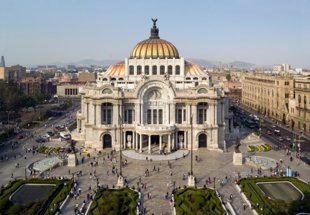 El triángulo invisible en la entrada de Bellas Artes